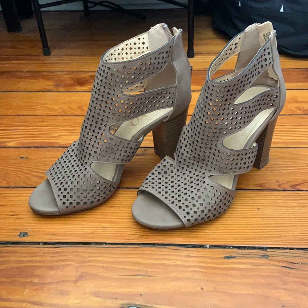 Tan heel sandal!